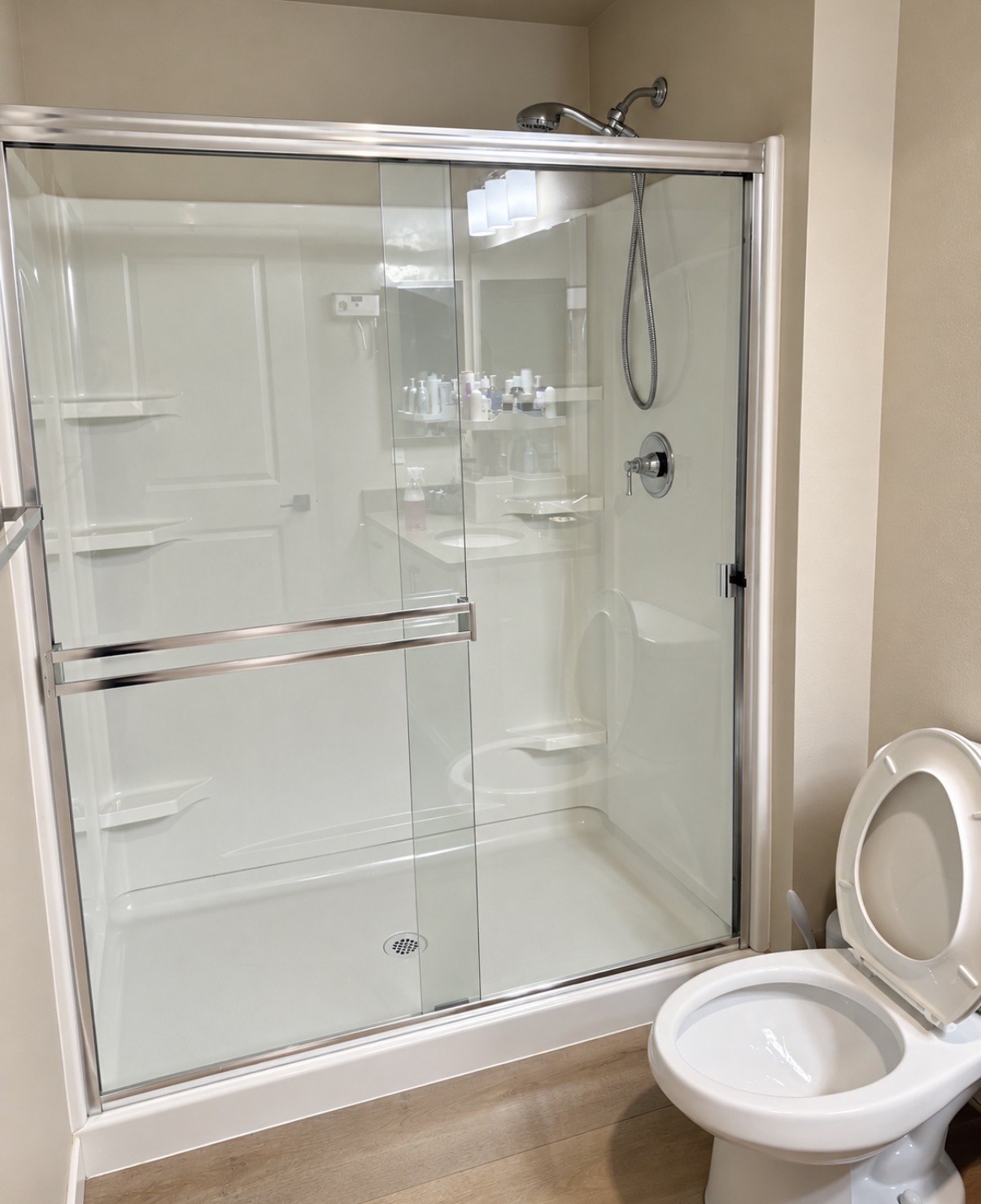 Sparkling shower glass after a WoW and Shine cleaning
